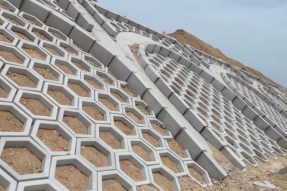 青島銀川高速公路護坡模具生態護坡案例